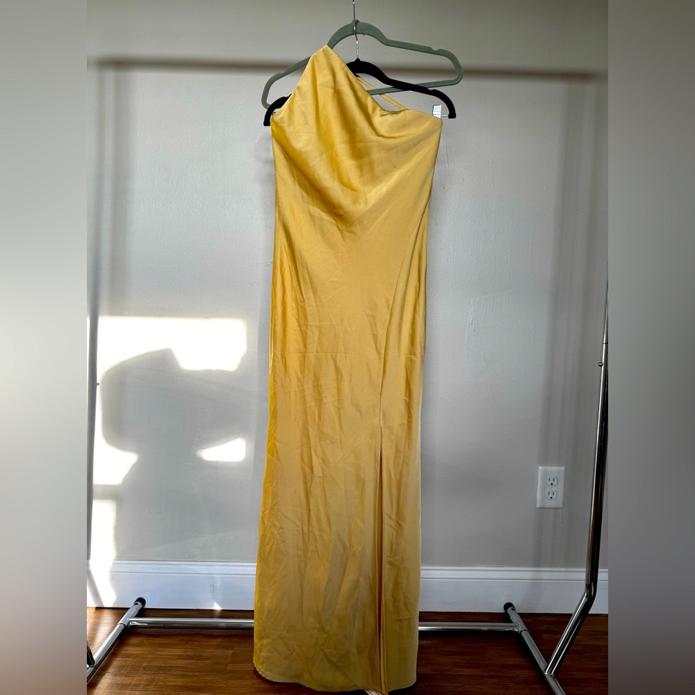 Commense yellow gold gown